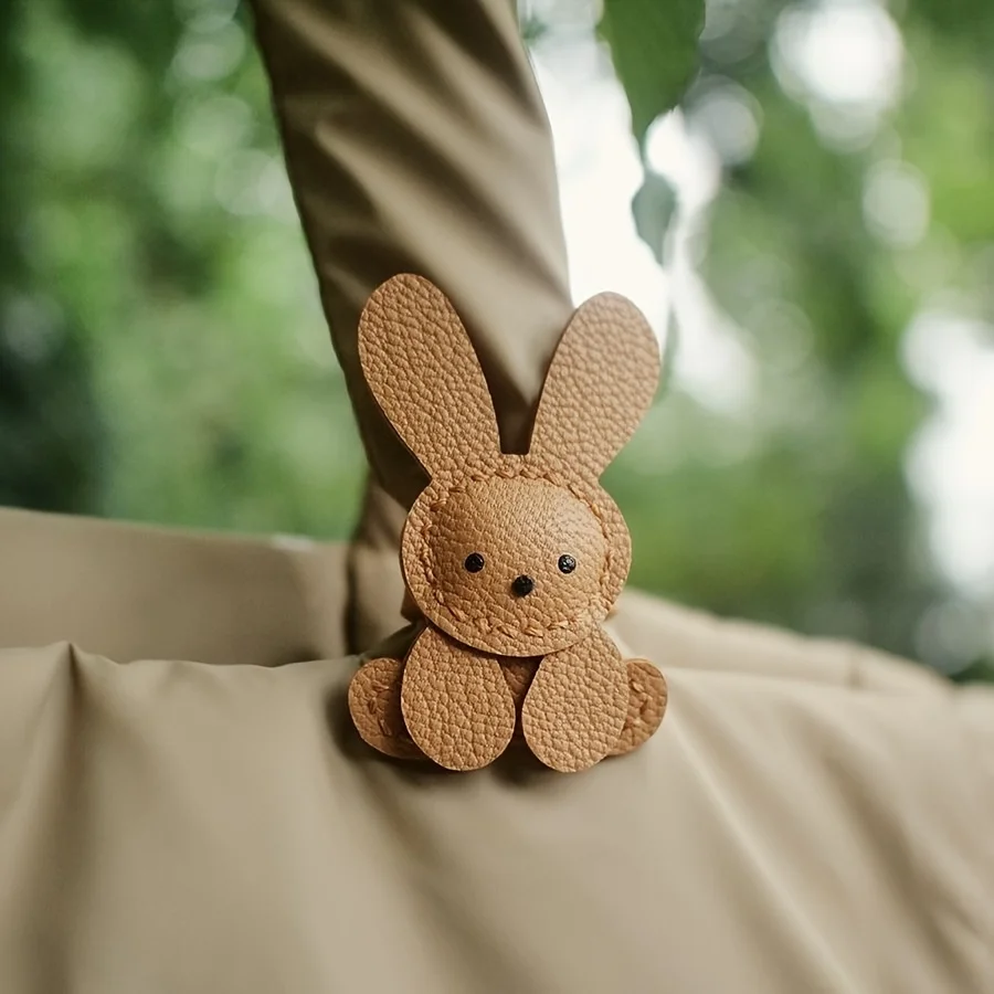 

1 шт. Милый брелок-кролик для сумки — легкий, из искусственной кожи, с застежкой из нержавеющей стали, очаровательный дизайн в виде кролика для рюкзаков