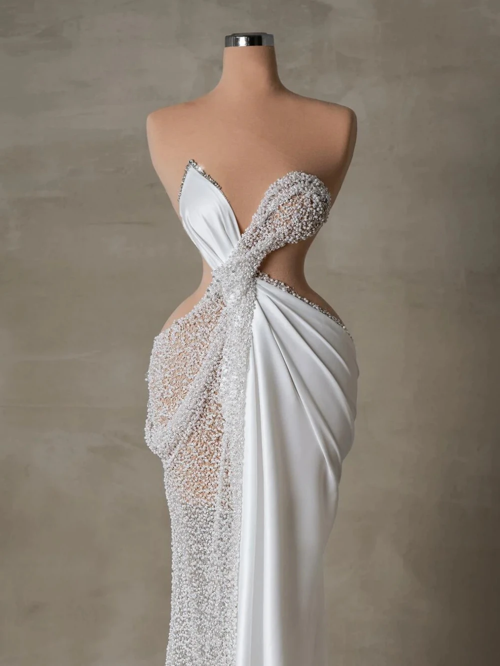 

2026 New Arrival Sparkly Pearls Long Wedding Dress Illusion Sleeveless Mermaid Bidal Gown Customized Luxury Dresses For Bride