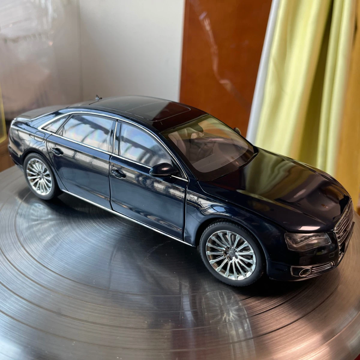 

Модель автомобиля из сплава A8L, 2010 W12 D4, украшение, металлическая копия кубическим отверстием, подарок для мальчиков, коллекционная коллекция для взрослых, черный 1:18