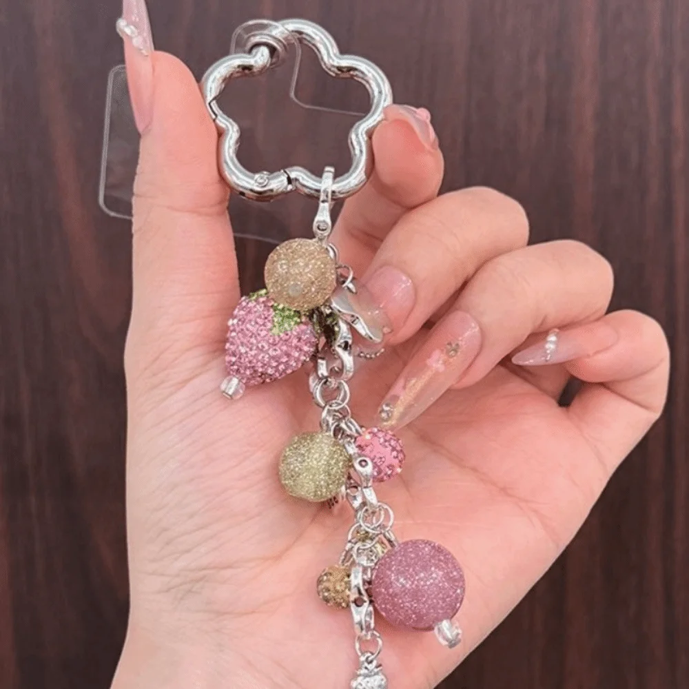 Süßer Legierungs-Erdbeer-Schlüsselanhänger Funkelnder Perlen-Handyanhänger Rosa Blumen-Hardware-Taschenanhänger für Damen – Detail 6