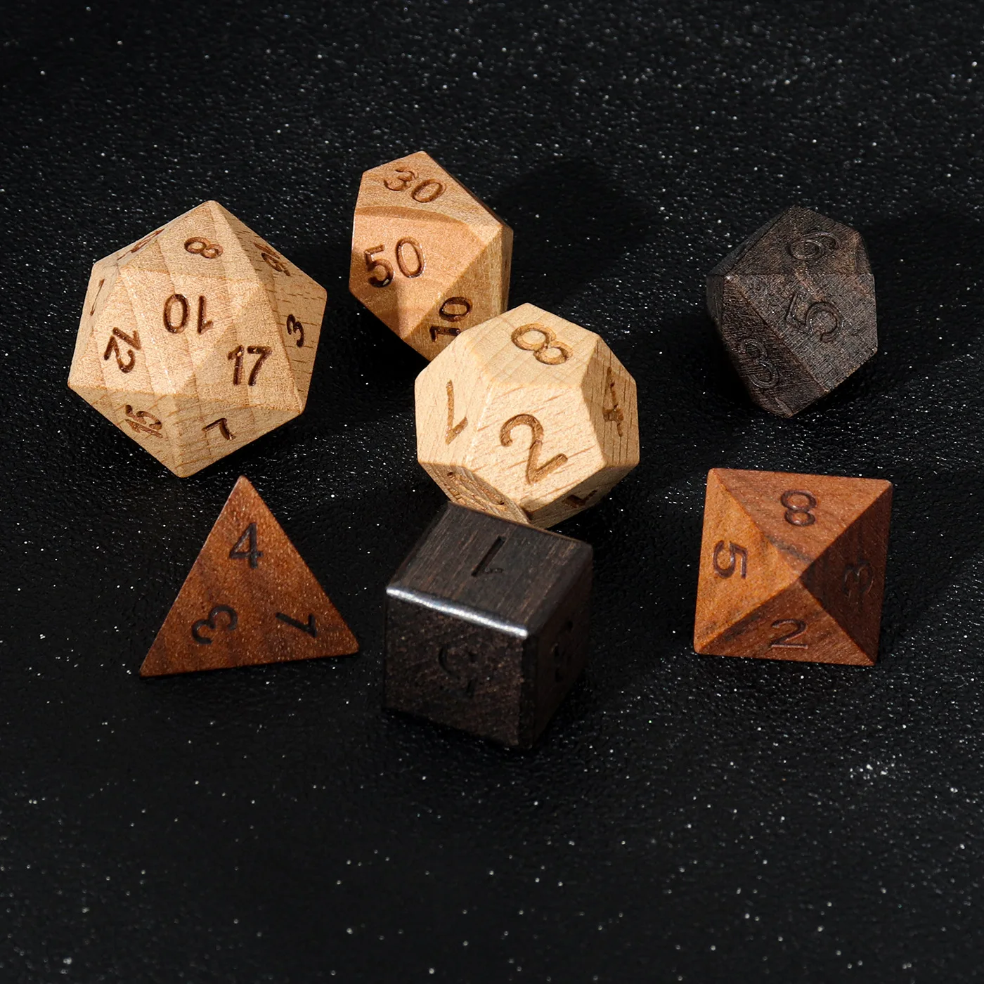 

Набор из 7 многогранных деревянных кубиков для ролевых игр (D&D, RPG), развивающий интеллект, из сандалового дерева