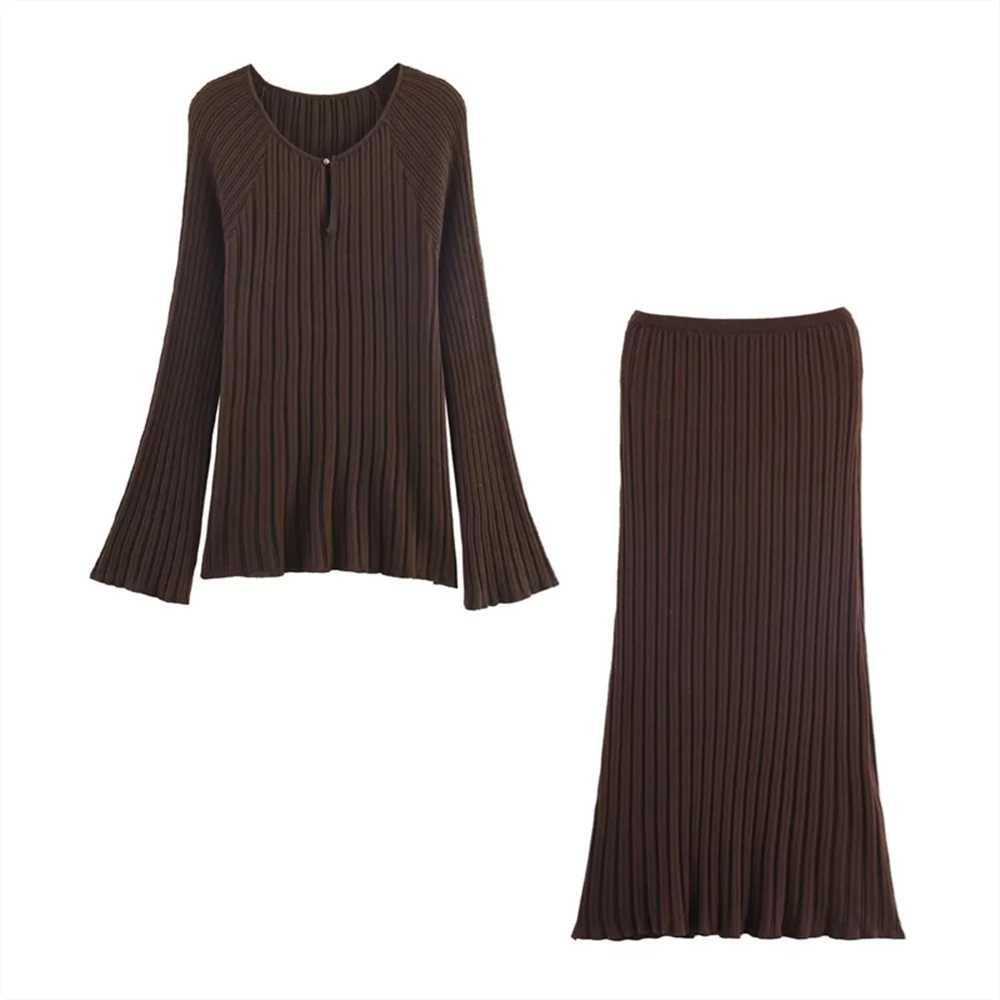 I nuovi vestiti da donna di Taop&Za sono alla moda e semplici con un top a maniche lunghe con scollo a V e una gonna a mezza lunghezza a vita alta