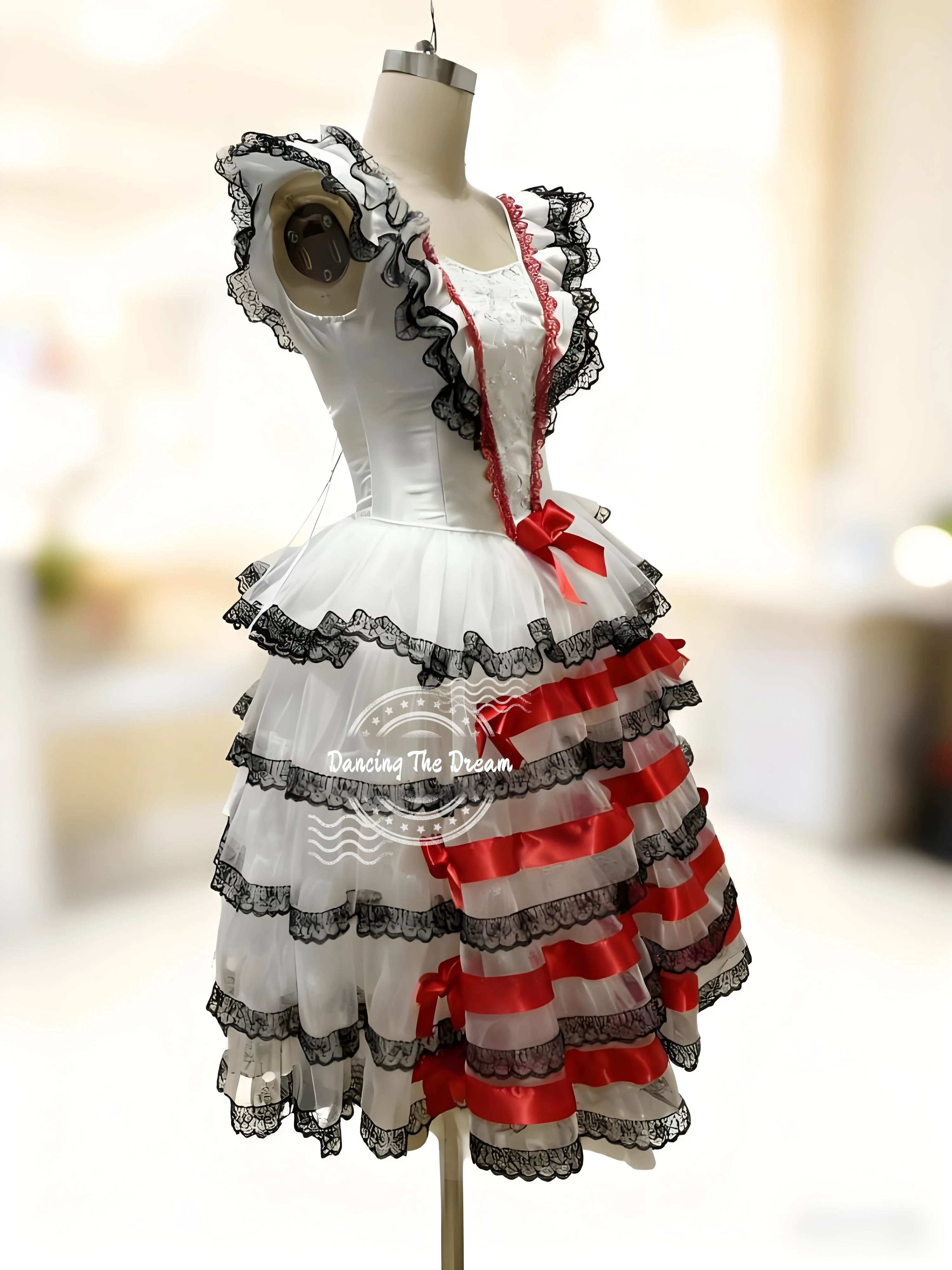 فستان باليه متدرج باللونين الأبيض والأحمر والأسود مع كشكشة من الدانتيل