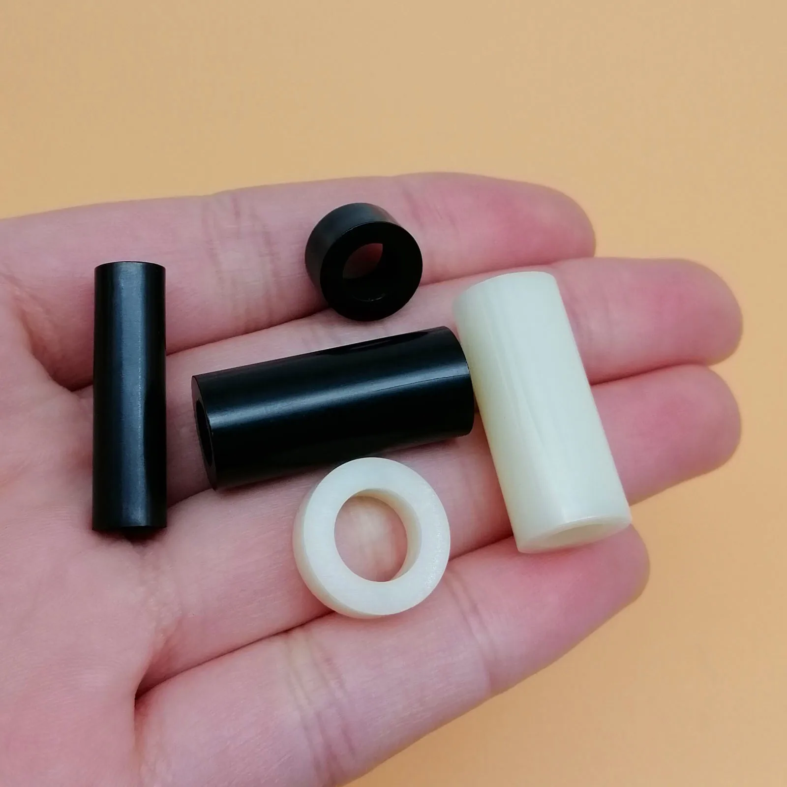 HZYUEGOU 25X M3 M4 M5 M6 M8 Schwarz Weiß ABS Nylon Gewindelose Distanzbolzen Hohle Runde Distanzscheiben für Leiterplattenunterstützung TV-Installation – Detail 4
