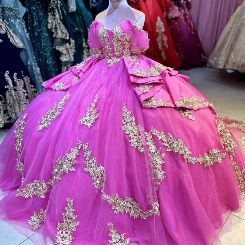 Rose Red Off the Shoulder Ball Gown Quinceanera Dresses Short Sleeve Gold Appliques Lace Tull Corset Vestidos De 15 Años