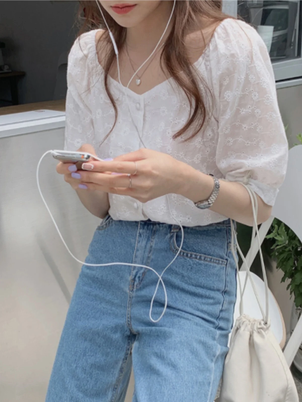 Retro Embroidered Hollow Bubble Sve irt Women's Summer Unique Design V-ne Exposing Clavicle ort Sve Top