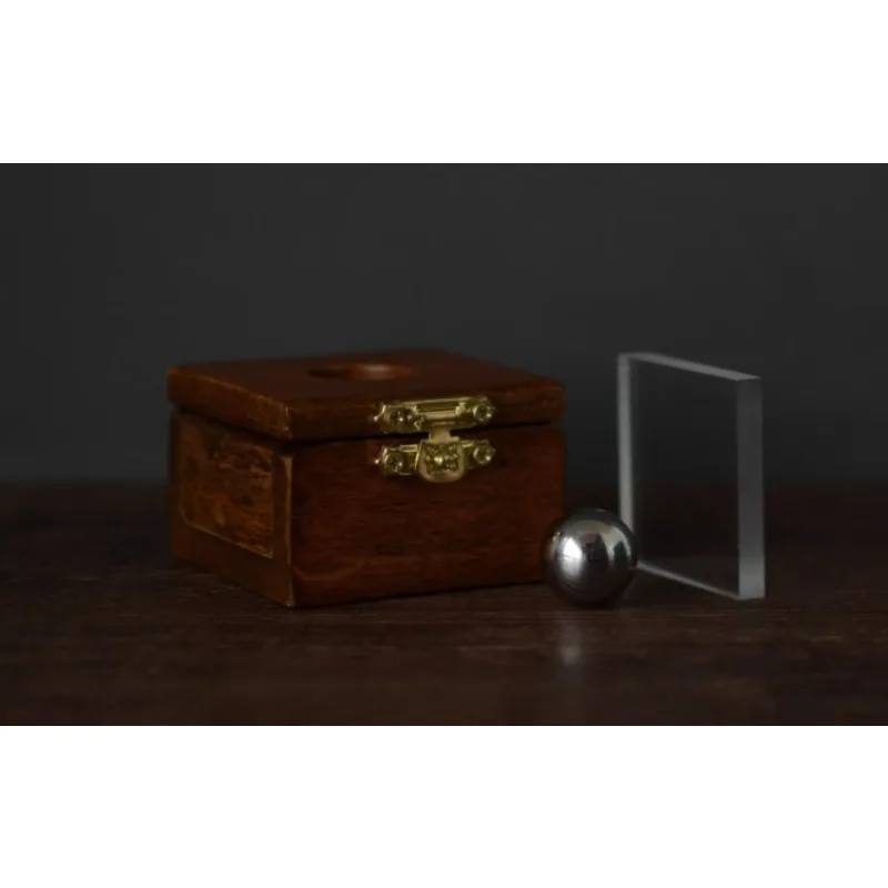 

Стальной шар через стекло – прочный, прочный, прочный, фокус крупным планом, реквизит для трюков с иллюзией проникновения