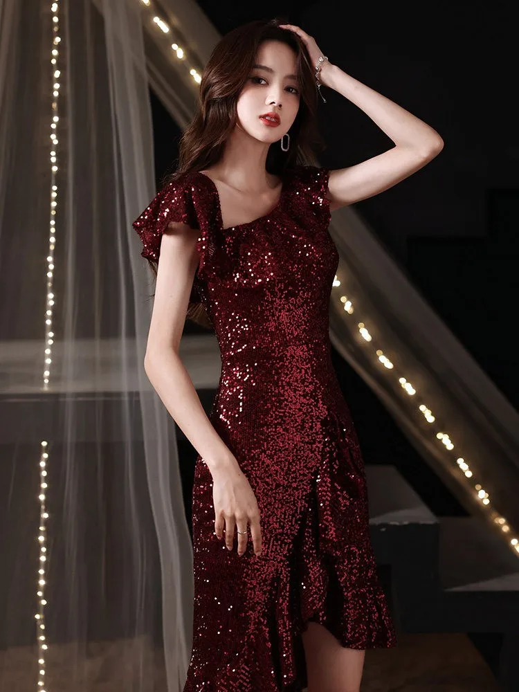 

A red light luxury niche and elegant banquet dress for the host