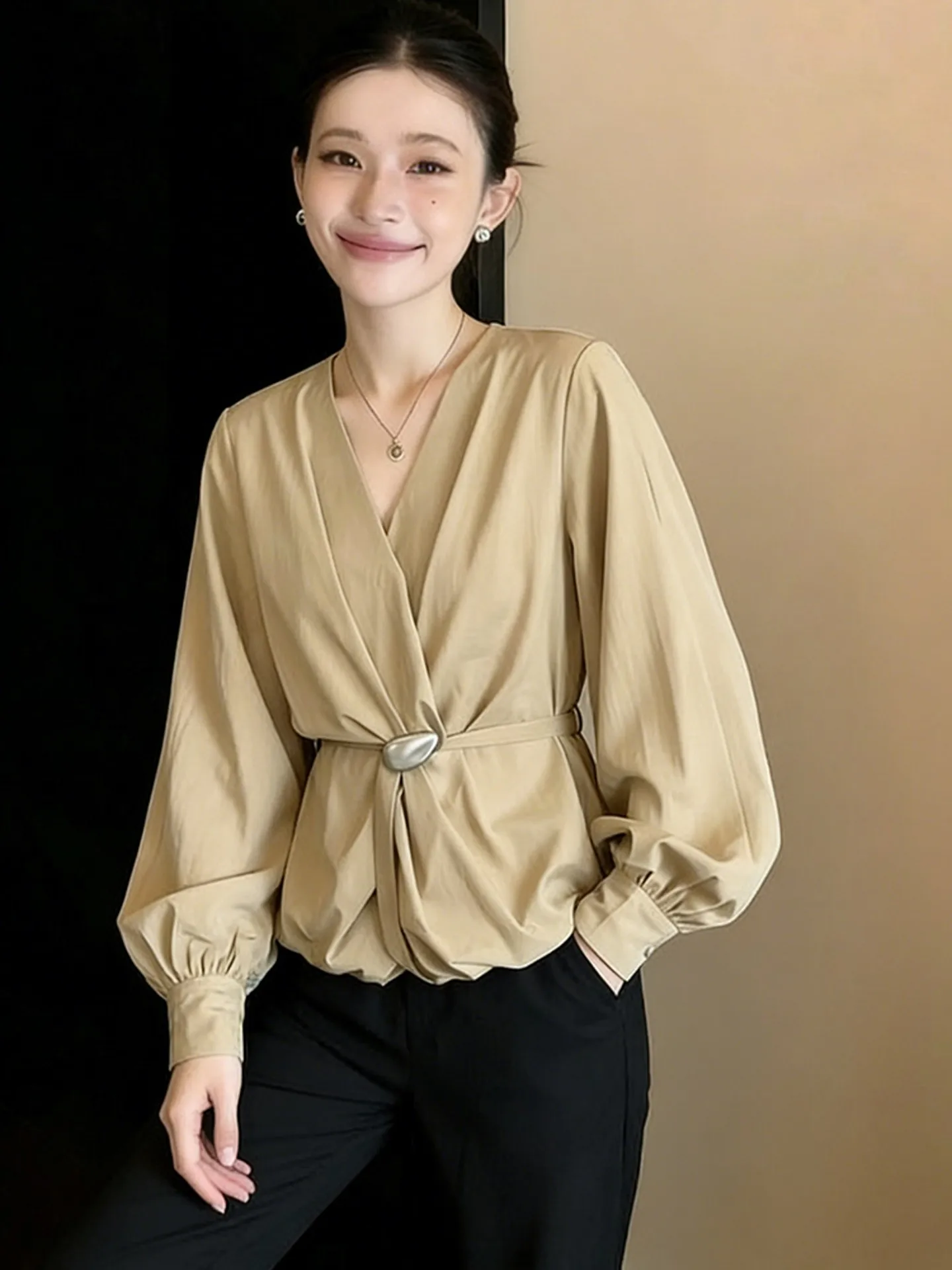 

Элегантное женское платье с V-образным вырезом и рукавами-фонариками, подчеркивающее талию, для ранней весны, создающее ощущение роскоши и красоты.