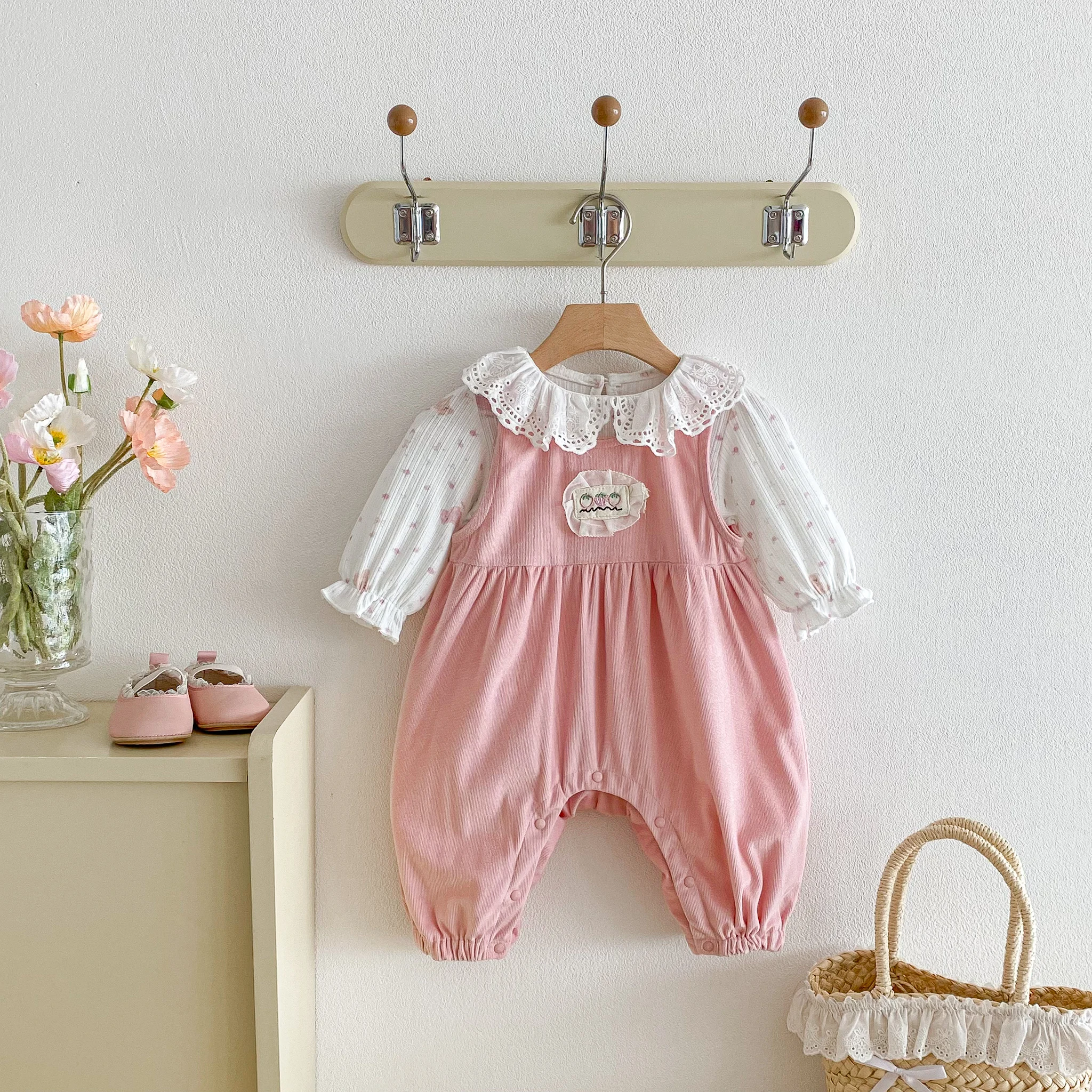 A cute and casual girl's outfit: a sweet lapel base layer shirt and a sleeveless jumpsuit