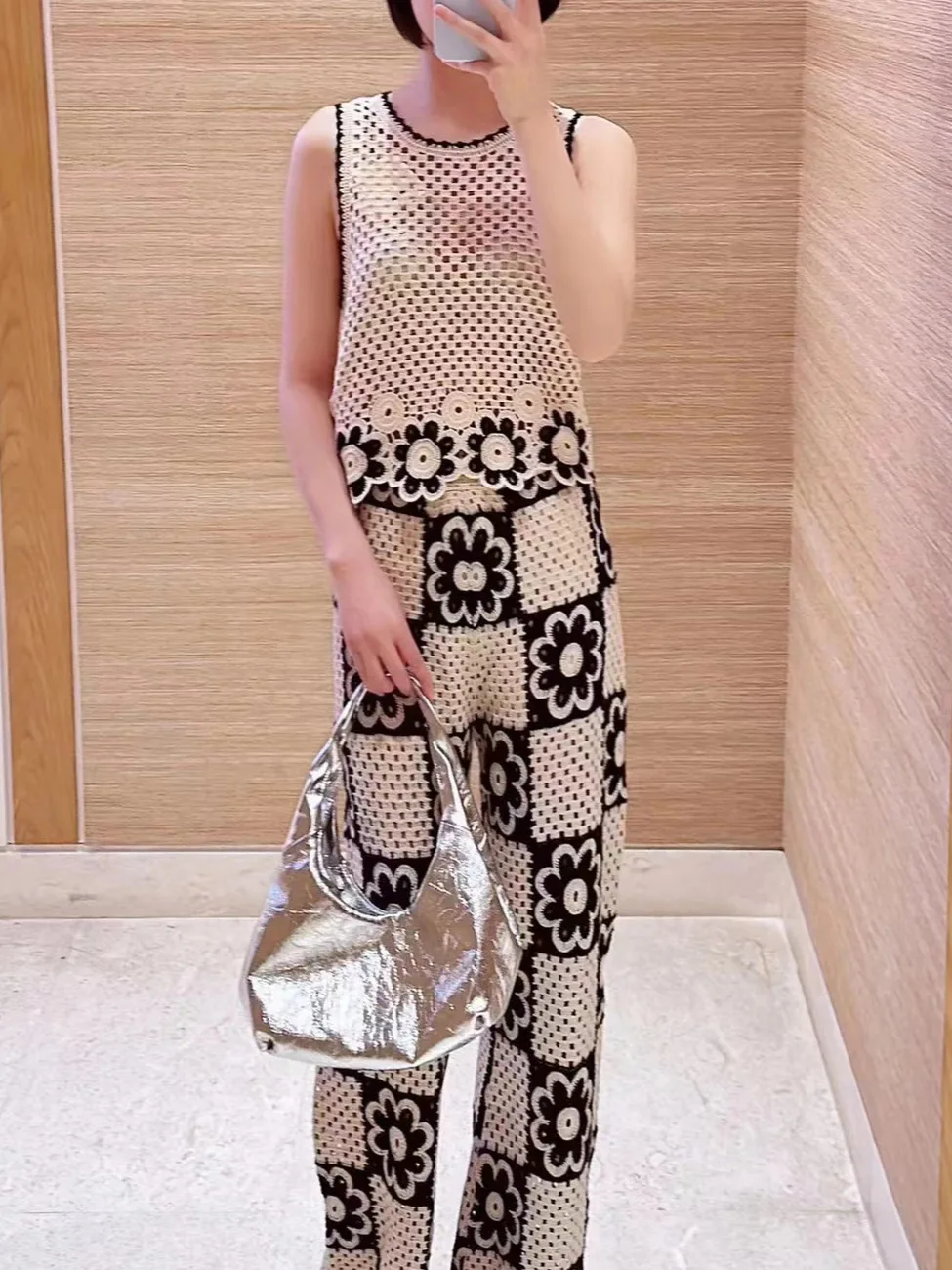 

High quality luxury design 2024 Spring/Summer handmade flower square round neck sleeveless knitwear wide leg pants