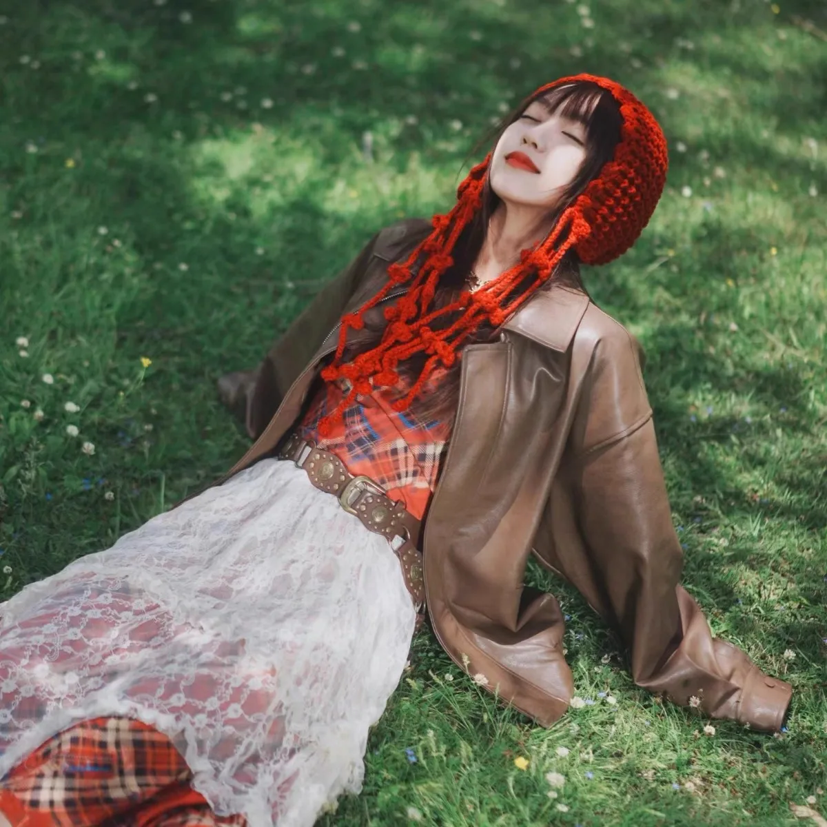 2025 المرأة الجديدة اليدوية شرابة الكرة الأحمر محبوك قبعة صوفية قبعة باوتو الدافئة الشتاء سدادات حماية الأذن حزام قبعة العصرية