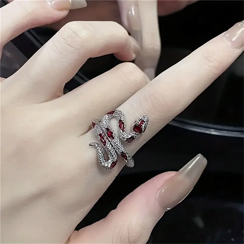 Fashionable and personalized snake ring: adjustable, mysterious symbol - Edgy style suitable for various occasions