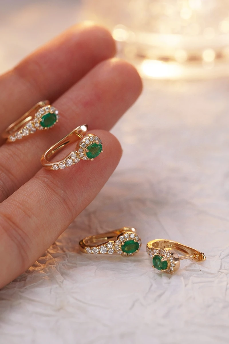 LUOWEND 18K Yellow Gold Earrings Vintage Elegant Style Shiny Diamond Natural Emerald Hoop Earrings for Women Wedding Jewelry