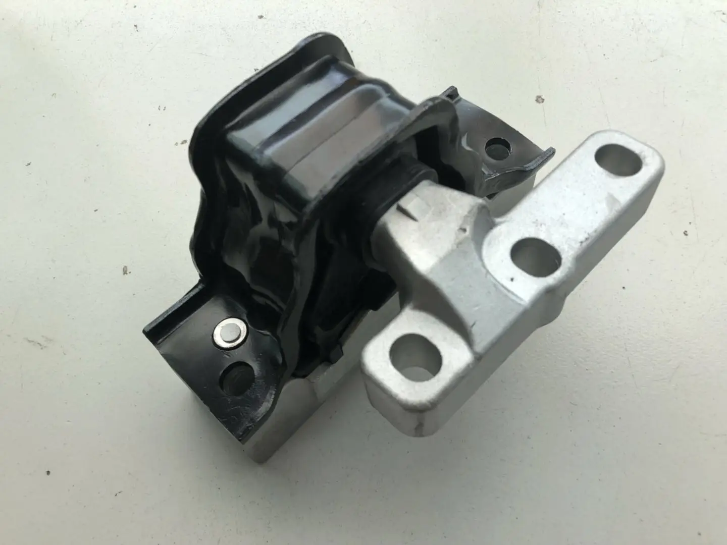 1pcs Engine Mount Bracket / Oil sump bracket / Gearbox bracket for Chinese SAIC ROEWE 350 MG5 2008-2012 Auto car motor parts