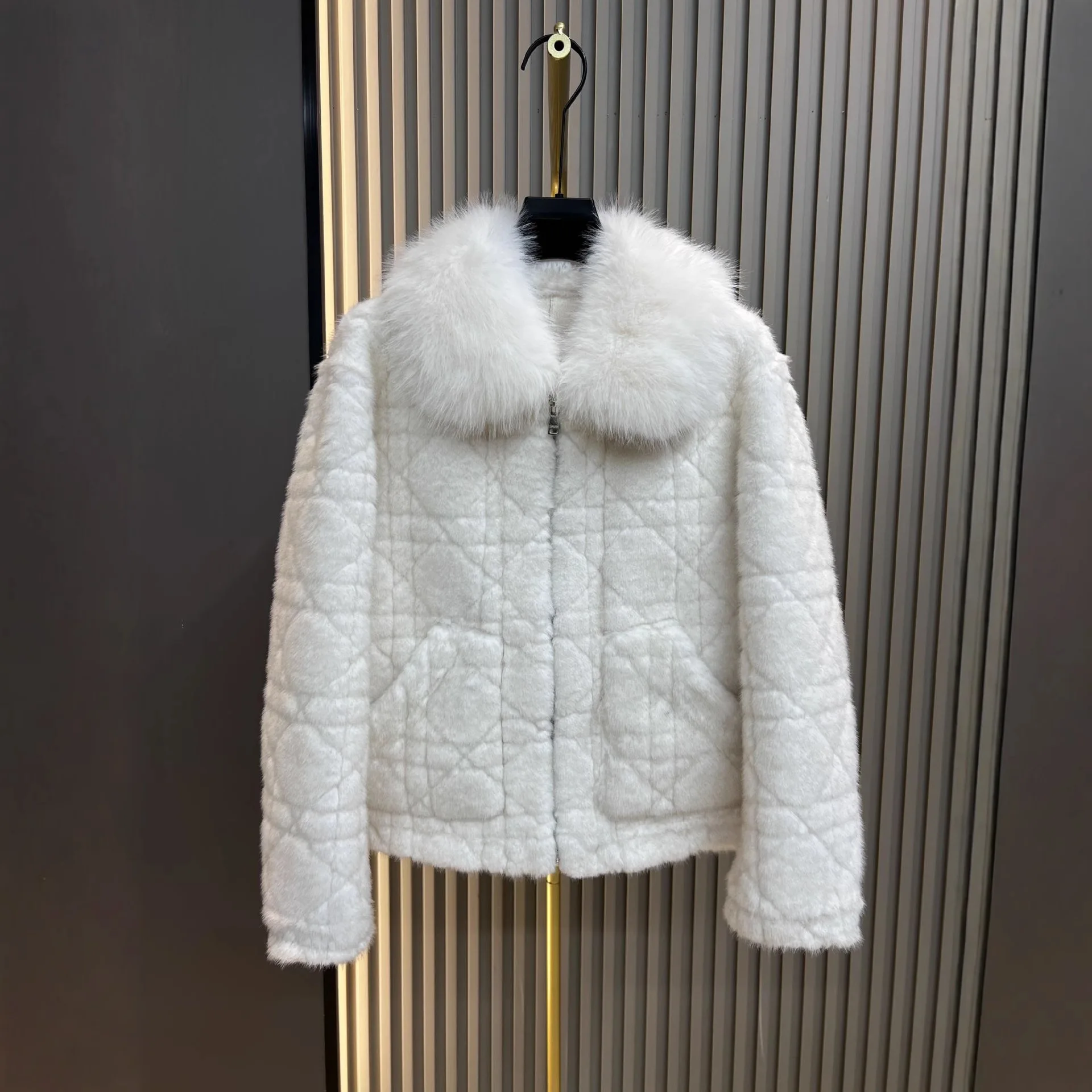 

Imitation Faux Fur Coat for Women Short Diamond Patterned Fur Integrated Jacket Mink Fur Fashionable Anti-aging Wool Jacket
