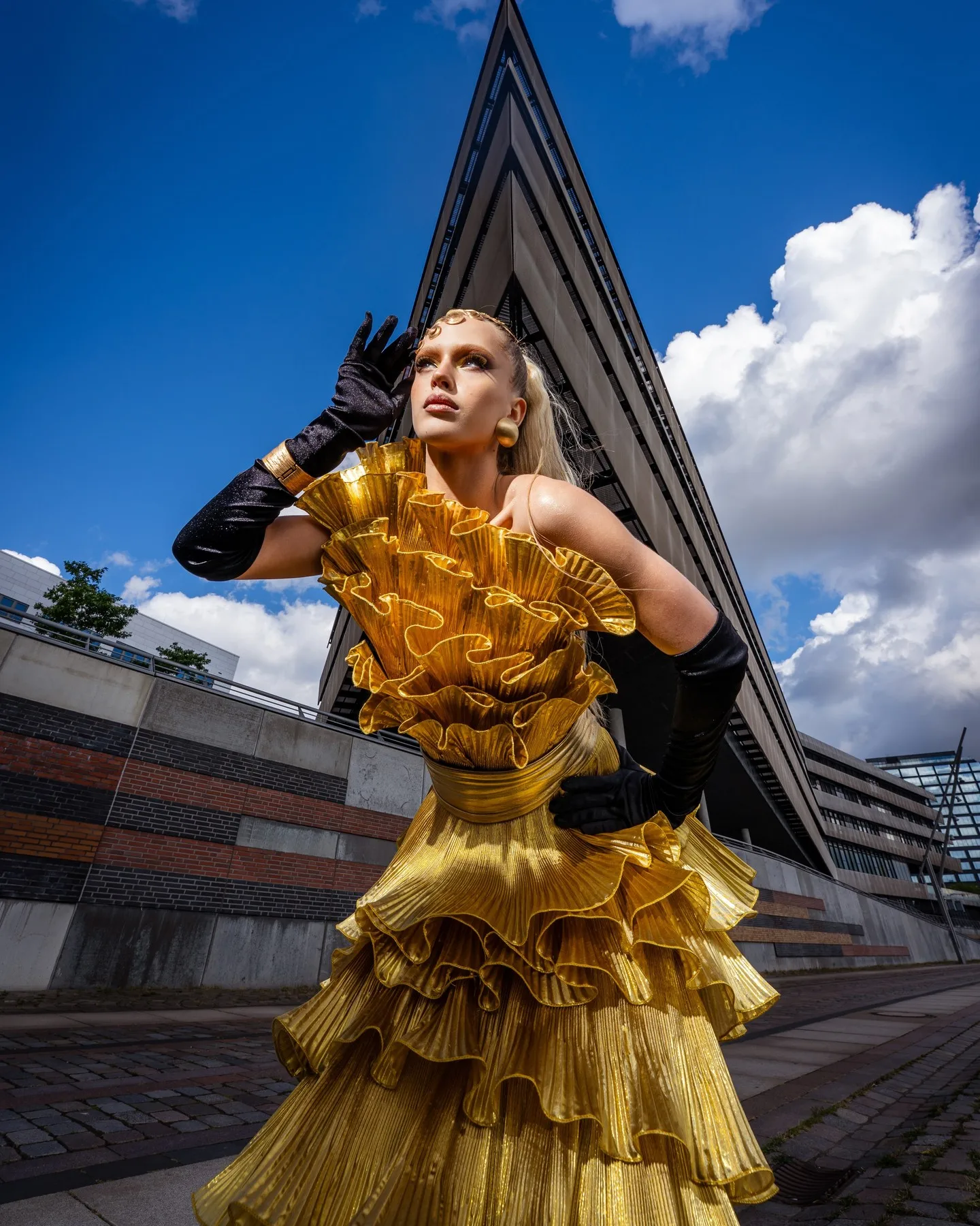 Złota, marszczona długa suknia wieczorowa z odkrytymi ramionami, warstwowa suknia maxi, cekinowa suknia na imprezę, bal dla kobiet 2026, plisowane suknie galowe.