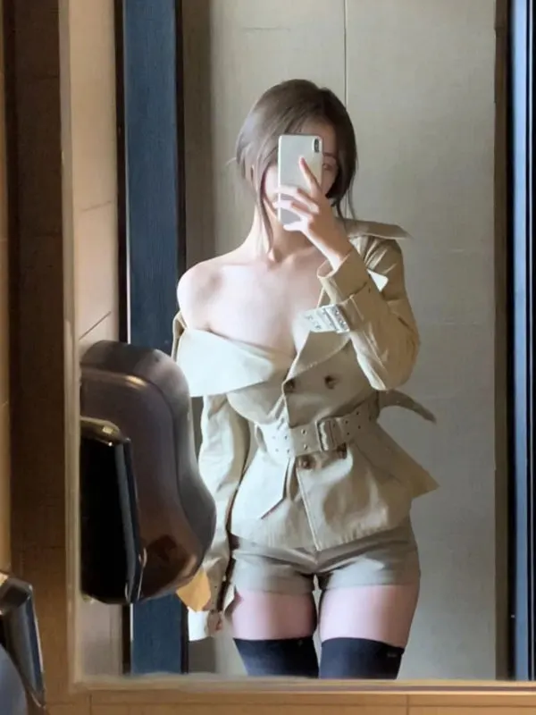 

Ретро-комплект: уникальный красивый жакет на одно плечо и шорты. Элегантный готовый образ для весенней моды. Женский комфортный комплект с завышенной талией из хлопка.