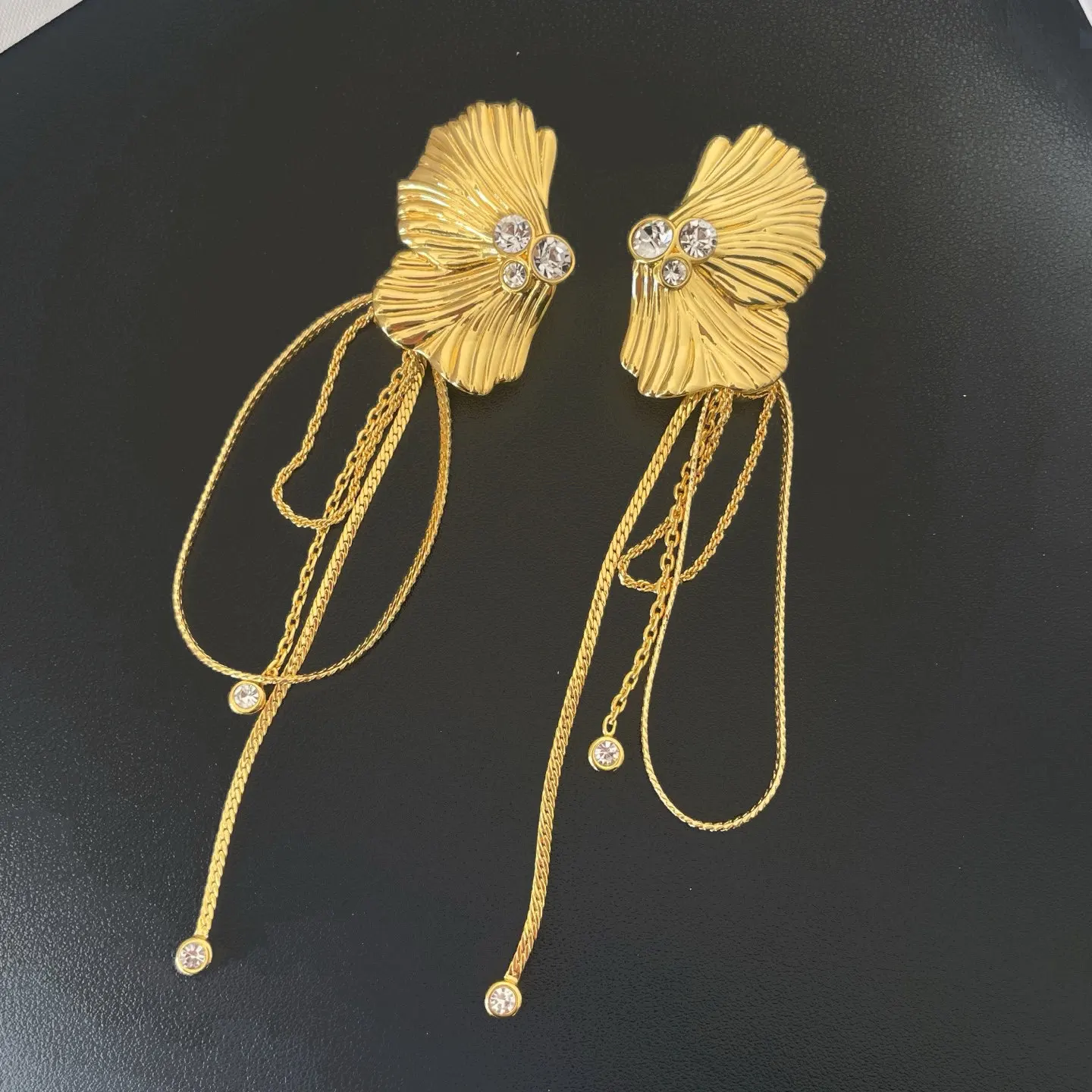 

Европейские дизайнерские серьги с золотым покрытием, кисточками и кристаллами в форме лепестков, изысканные украшения для женщин