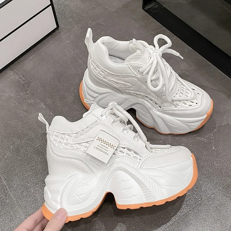 

Новинка 2025 года, массивные кожаные кроссовки, летние повседневные вулканизированные туфли на шнуровке, женские спортивные туфли на высокой платформе с дышащей сеткой для папы, 10 см