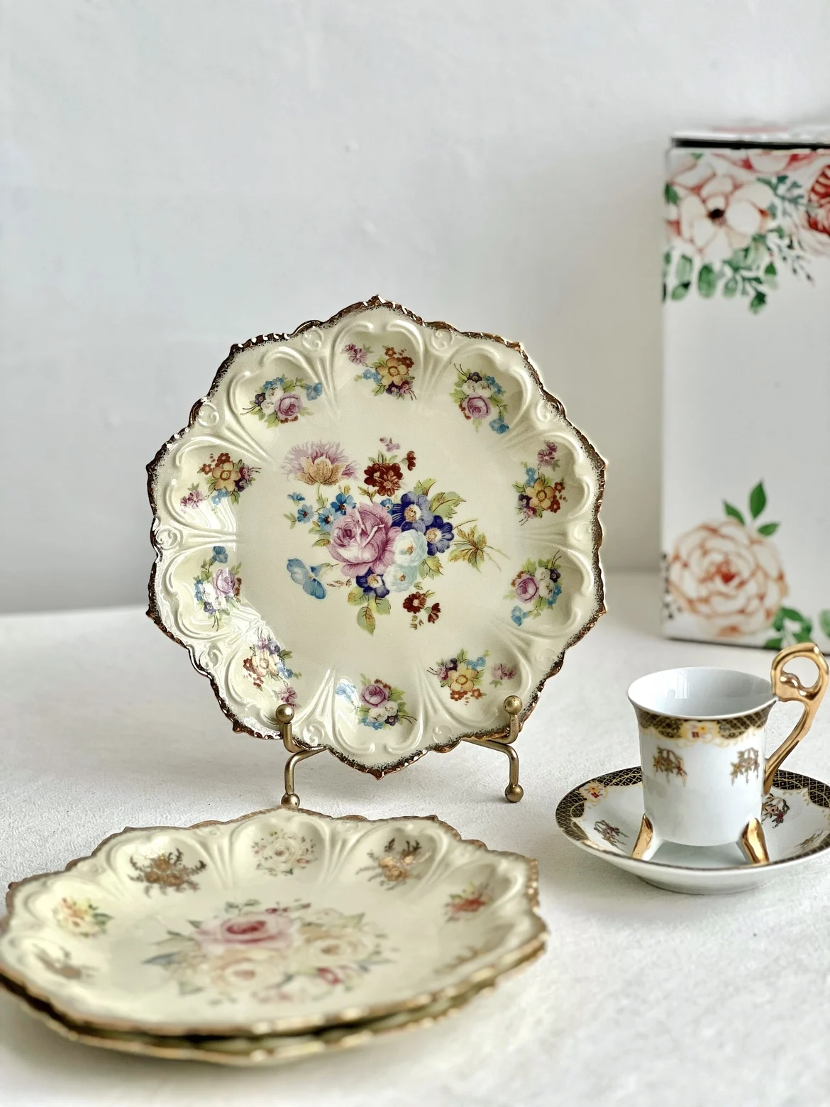 Palace style retro European style rococo octagonal gold plate with antique beige flower ceramic dish