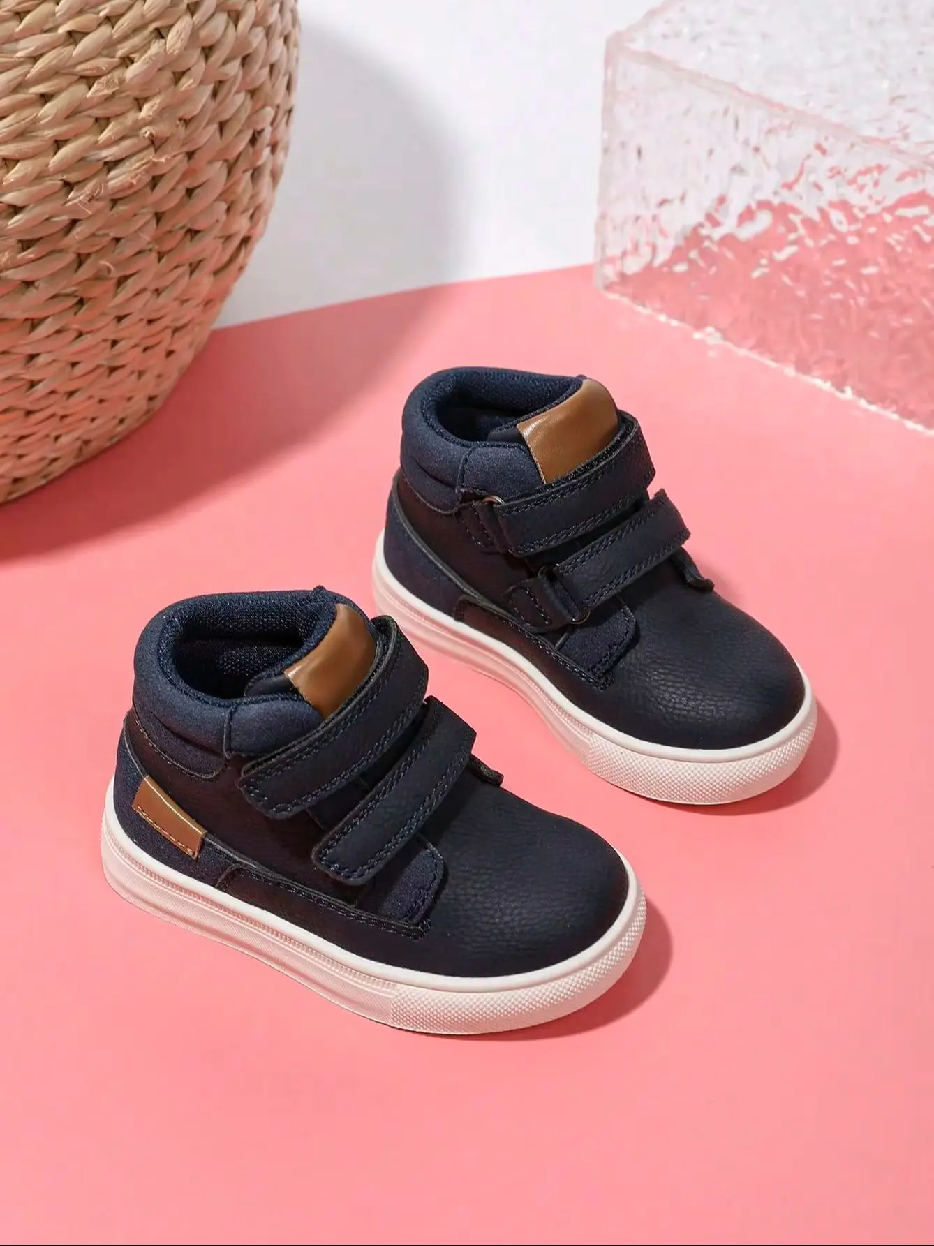 Comfortable wide-fit kids sneakers. Equipped with double hook-and-loop straps for easy on and off. Features waterproof upper, an