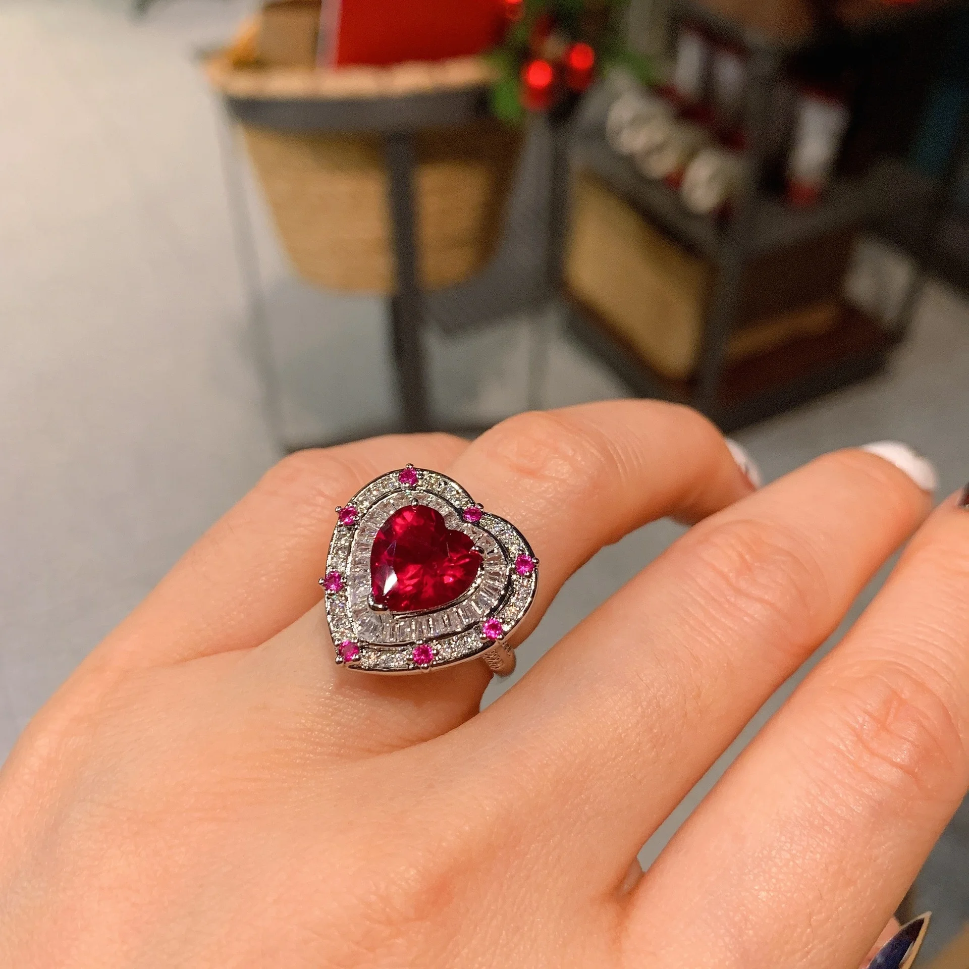 genuine Luxury brand real jewels New style temperament jewelry simulation red blue treasure heart-shaped ring refers to the mist