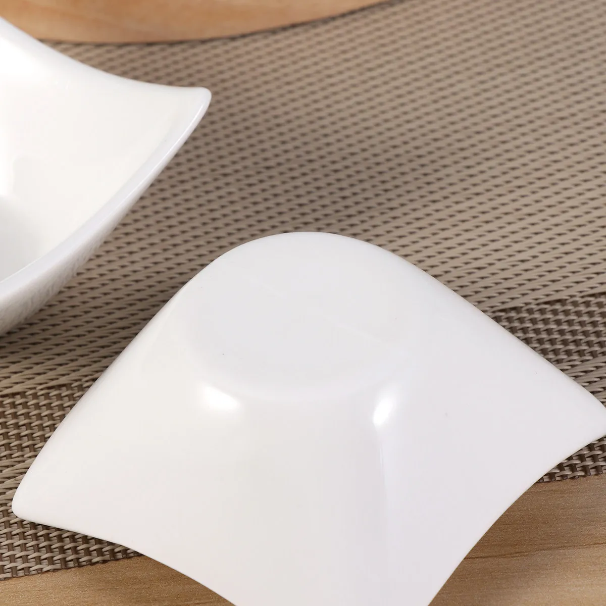 2Pcs Classic White Ceramic Snack Dishes Four-Corner Sauce Dishes for Dips Salsas Dressings Desserts Ice Cream Appetizers
