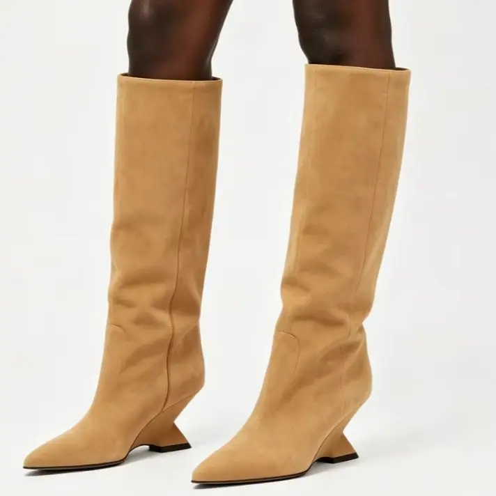 Botas de tacón alto de gamuza color camel para mujer, estilo extraño, hasta la rodilla, nuevas tendencias 2026, moda primavera, botas casuales sin cordones para pasarela y uso urbano.