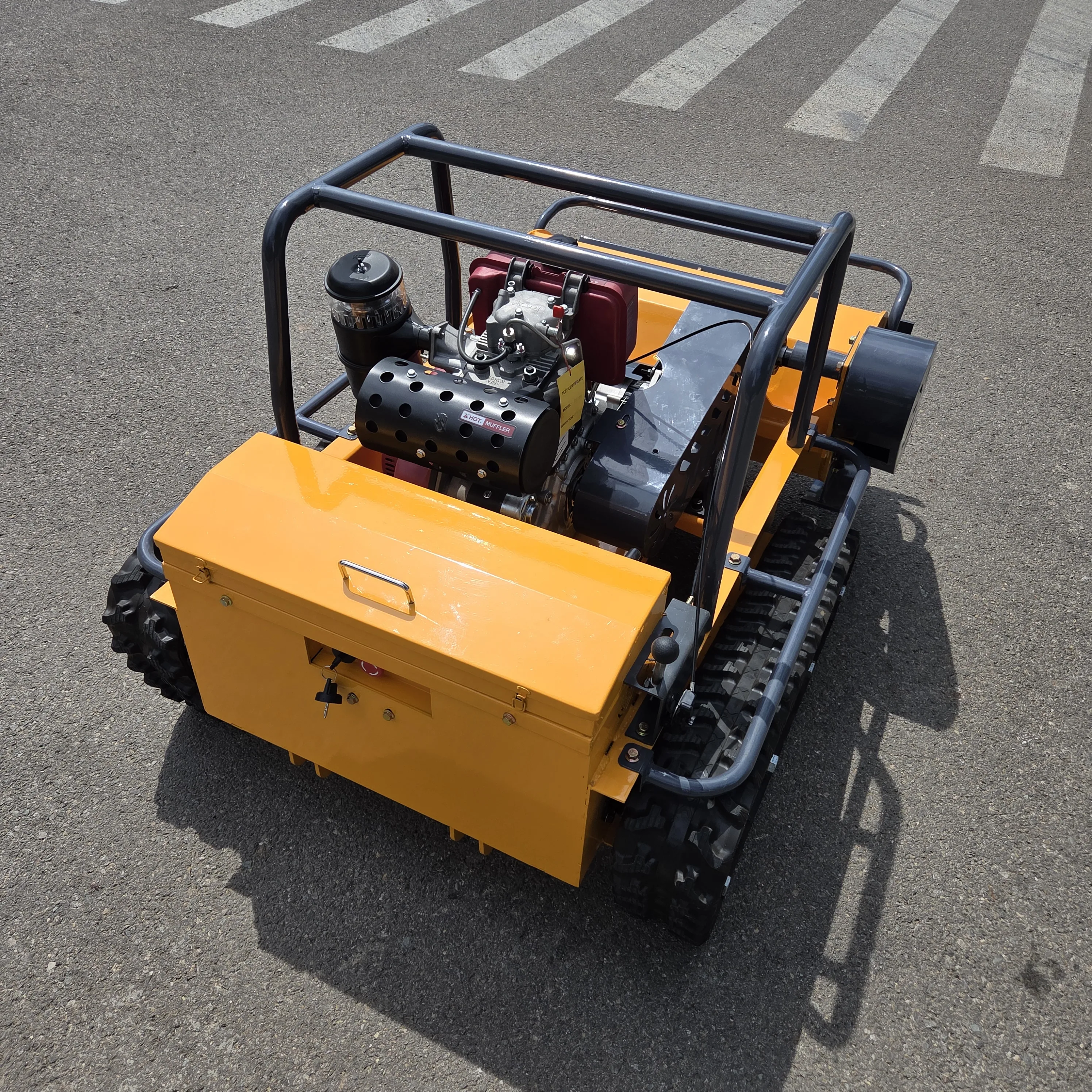 Mesin pemotong rumput pisau bentuk Y dapat disesuaikan dengan lebar pemotongan 500mm-1200mm, mesin pemotong rumput kendali jarak jauh