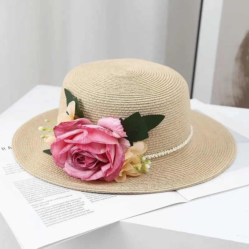 صيف 2025 يجب اقتناؤه! قبعة شمس مسطحة مصنوعة يدويًا للسيدات من القش بتصميم زهور وحماية من الأشعة فوق البنفسجية لرحلات الشاطئ