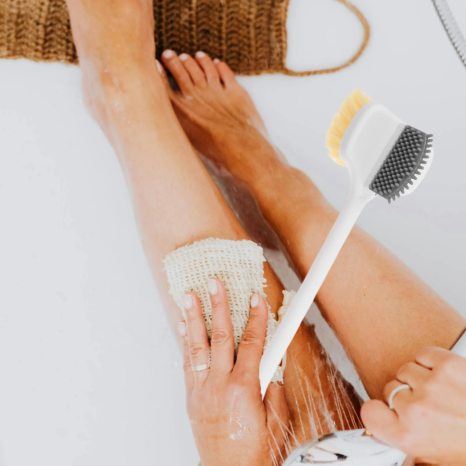 Scrubber esfoliante per la schiena con manico Spazzola per doccia per tutto il corpo Detergente per dita in silicone morbido Accessorio per il bagno per il lavaggio dei piedi senior