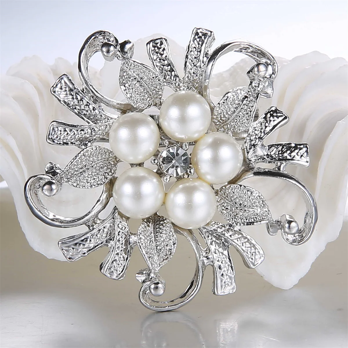 Exquisite Imitation Pearl Rhinestone Flower Brooches For Women Elegant Circle Wreath Leaf Lapel Pins Wedding Decoration Jewelry