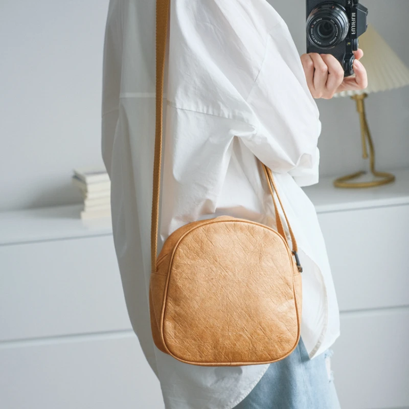 กระดาษคราฟท์กระเป๋าสะพายไหล่วินเทจกันน้ำสีทึบกระเป๋า Crossbody เป็นมิตรกับสิ่งแวดล้อมเทรนด์ทุกเพศกระเป๋าวงกลมแบบลำลอง