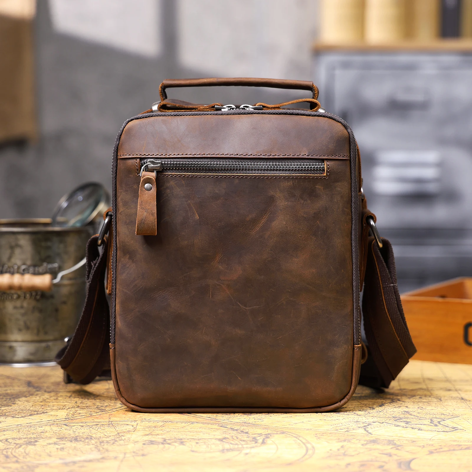 Vintage Leder-Umhängetasche für Herren, Lässige Crossbody-Tasche, Herren-Schultertasche aus Crazy-Horse-Leder, Handgefertigt – Detail 23