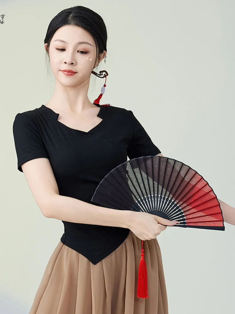 بلوزة بقصة ضيقة ورقبة مربعة بلون سادة مع فتحة غير متماثلة لأداء مرحلة الرقص الكلاسيكي والرقص الحديث بأكمام قصيرة