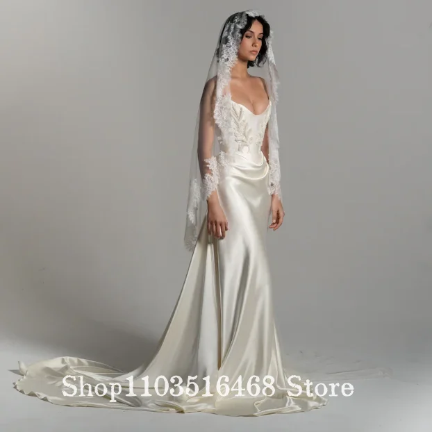 Cremefarbenes Brautkleid in Creme mit drapiertem Satinrock, baskische Taille, bodenlanges Brautkleid mit Schleppe, individuell gestaltet