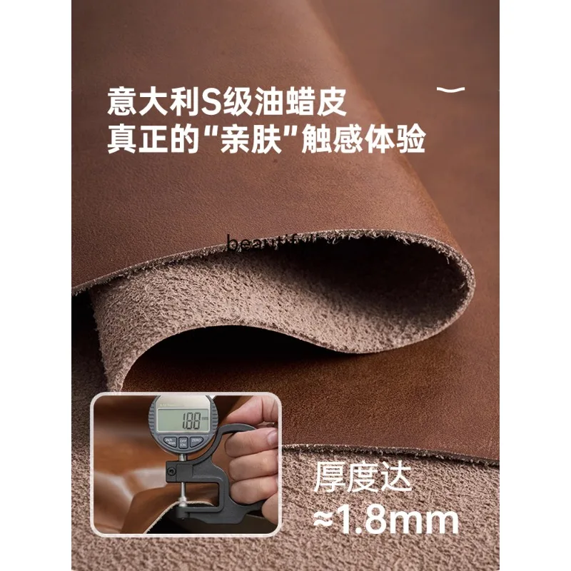 أريكة جلدية من الشمع الزيتي، شقة صغيرة قديمة لغرفة المعيشة، صف مستقيم من كتلة التوفو، طبقة أولى من جلد البقر