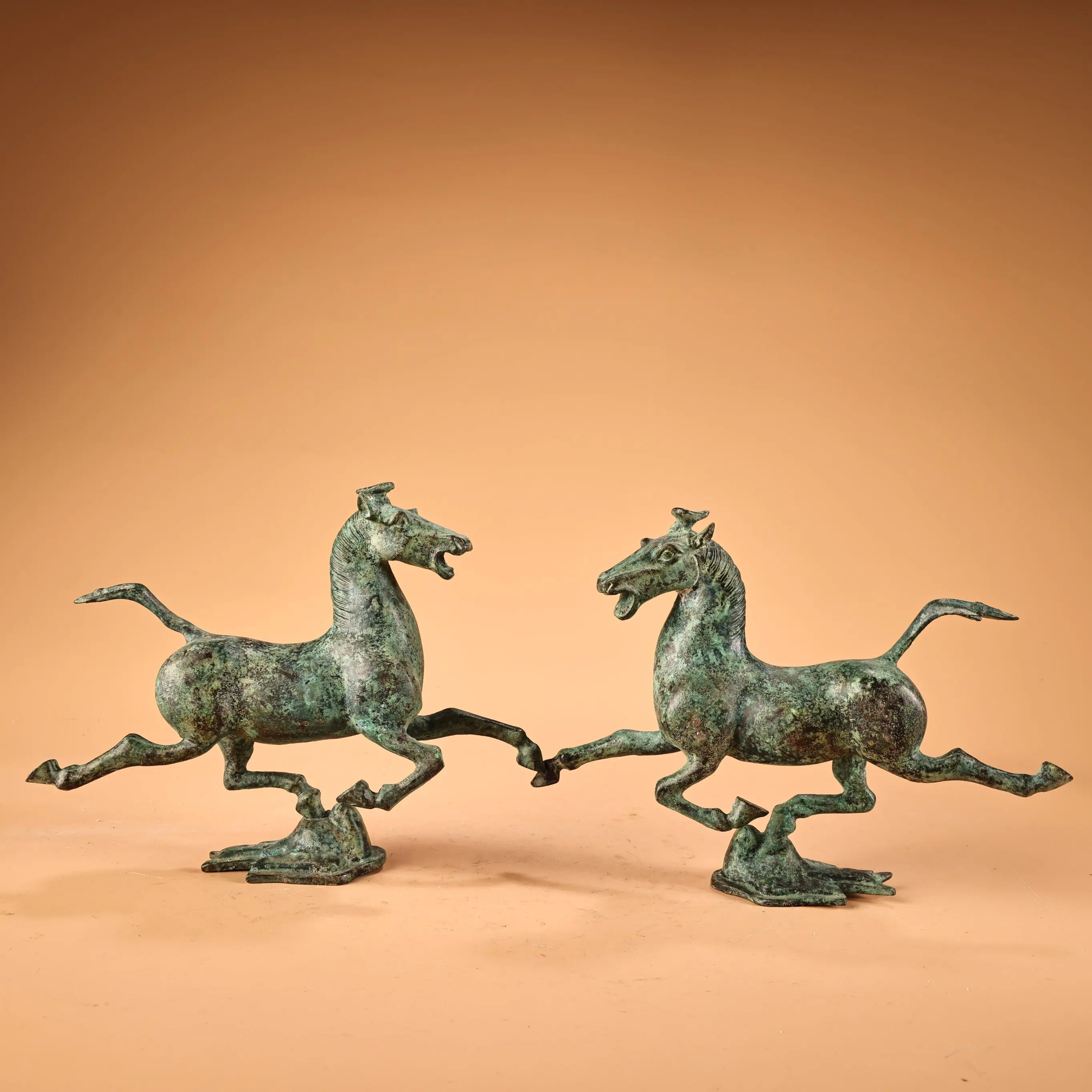 Old Nepalese folk Old Bronze Ware Mud gold galloping horse treading on a flying swallow Horse Statue Amass wealth Ornaments