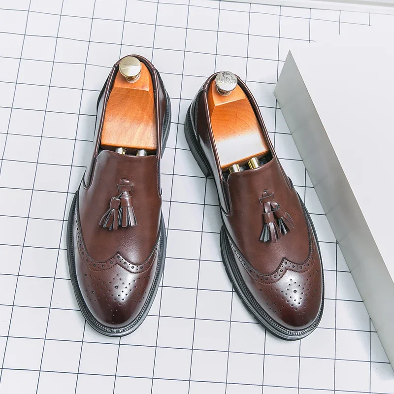 High-quality Tassels Loafers Low Heel Pointed Grilled Flower Leather Shoe Business Formal Wedding Groom Shoes Gentleman Moccasin