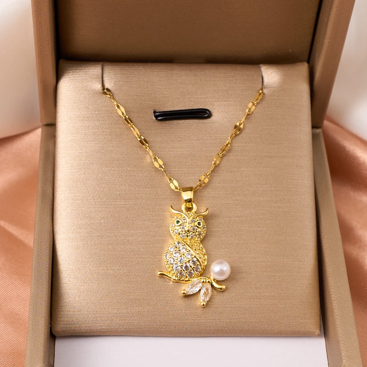 Beautiful, Fashionable and Luxurious Style Diamond-encrusted Pearl Owl Pendant Necklace, A Perfect Gift for Girls and Women