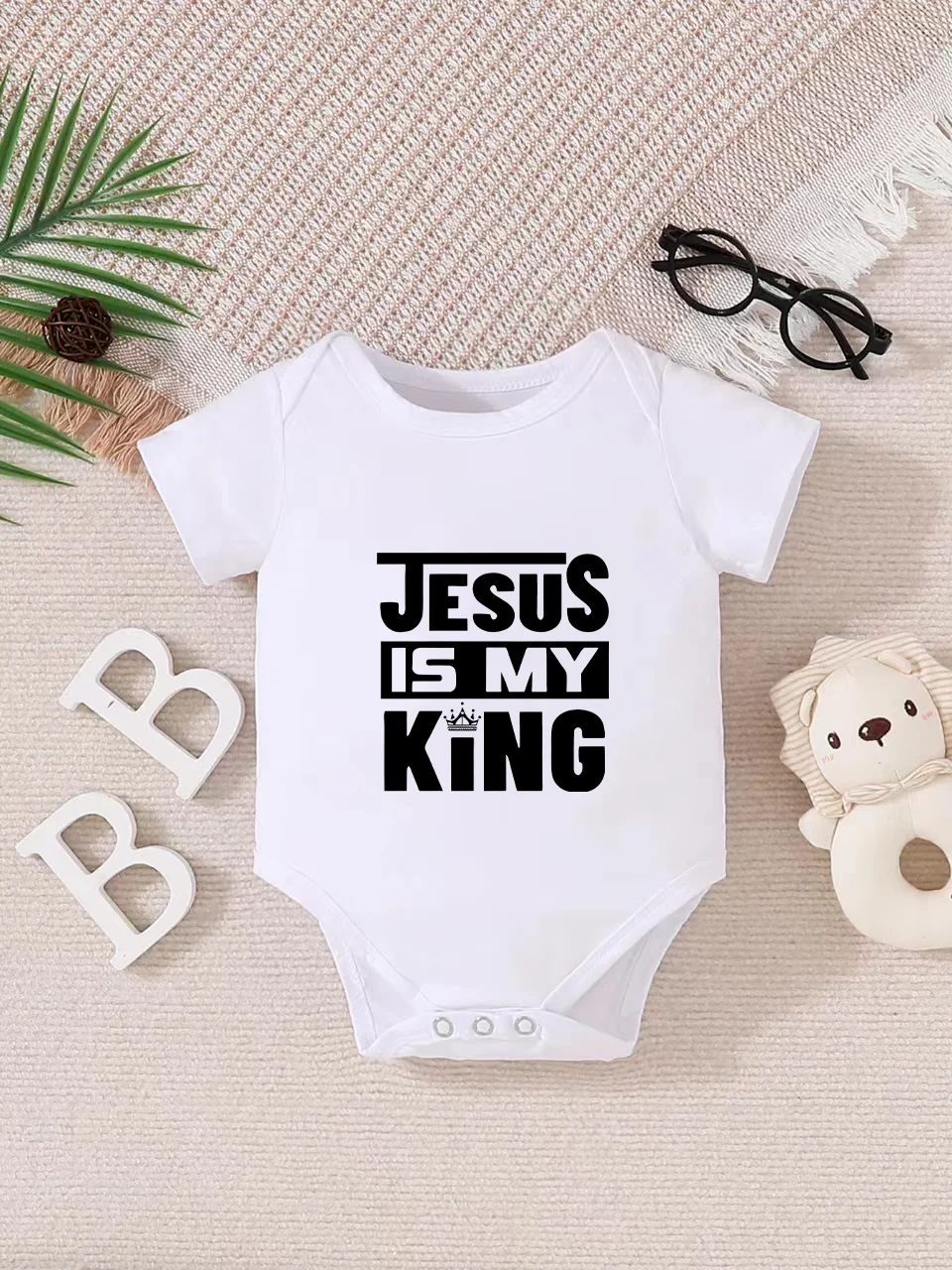 

Baby short-sleeved triangle bodysuit, fun letter print, button design, easy to care for, suitable for new parents.