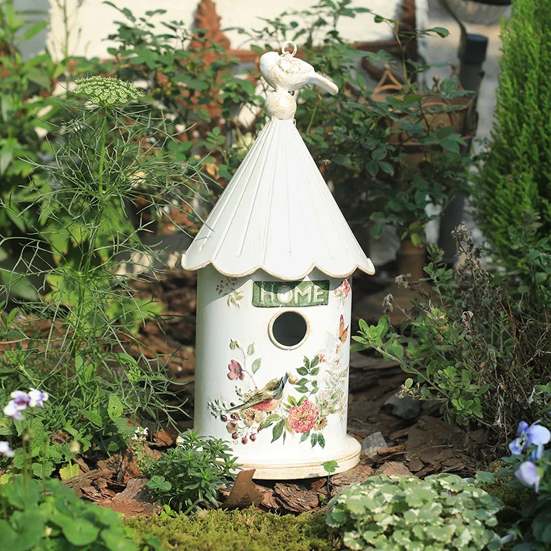 Vintage Iron Bird House Hanging Ornament Rustic Wall Decor for Garden Metal Birdhouse for Balcony Farmhouse Tree Yard Decoration