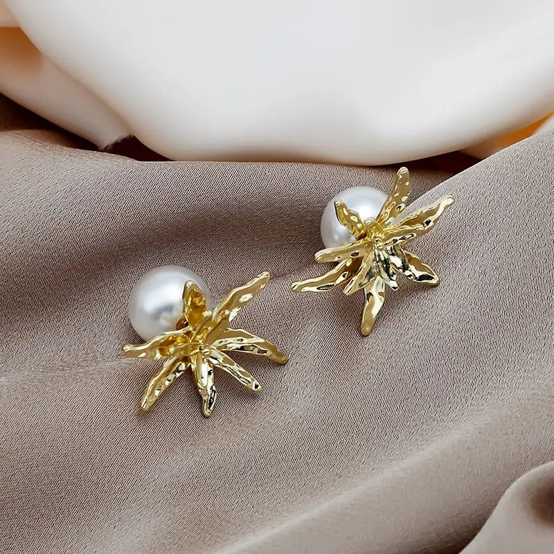 Korean Exaggerate Irregular Metal Flowers Pearls Earrings Classic Luxury Accessories for Women 2023 Fashion Jewelry Wholesale