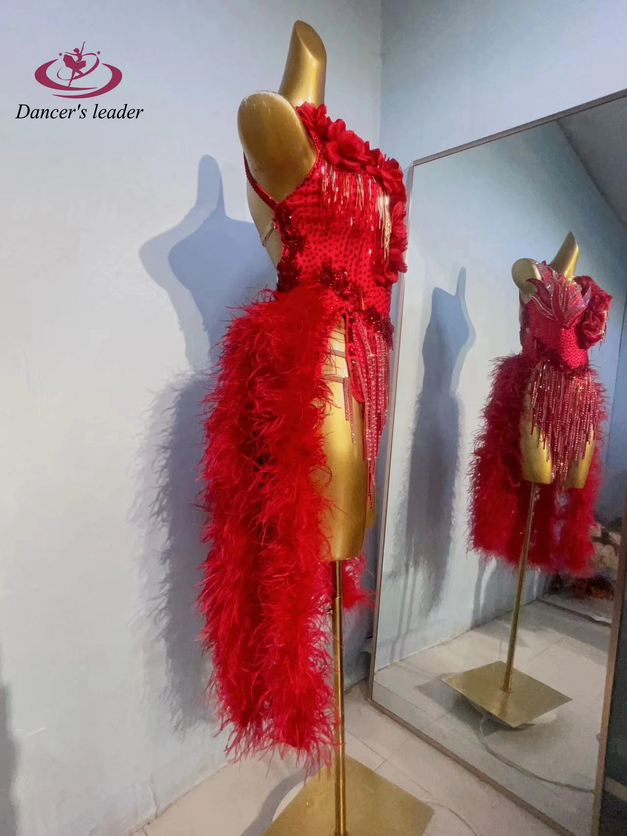 Vestido de traje de actuación de diamantes de imitación de Samba de cola de pelusa de flor roja grande personalizada de gama alta para mujer, escenario internacional de baile latino