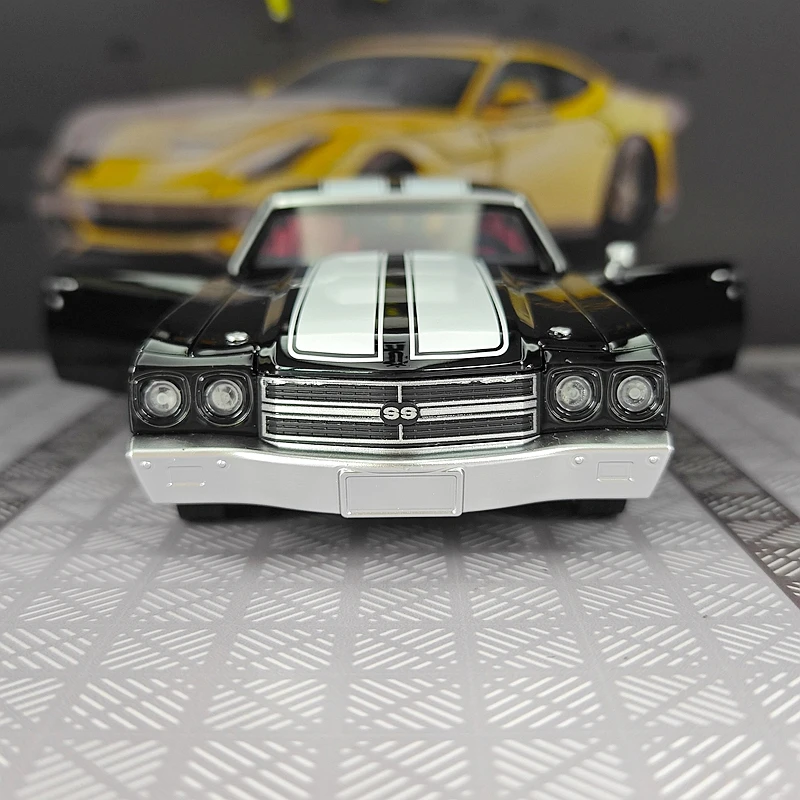 1:24 Simulated Chevrolet Chevrolet 454 1970 alloy car model with decorative door that can open sound and light