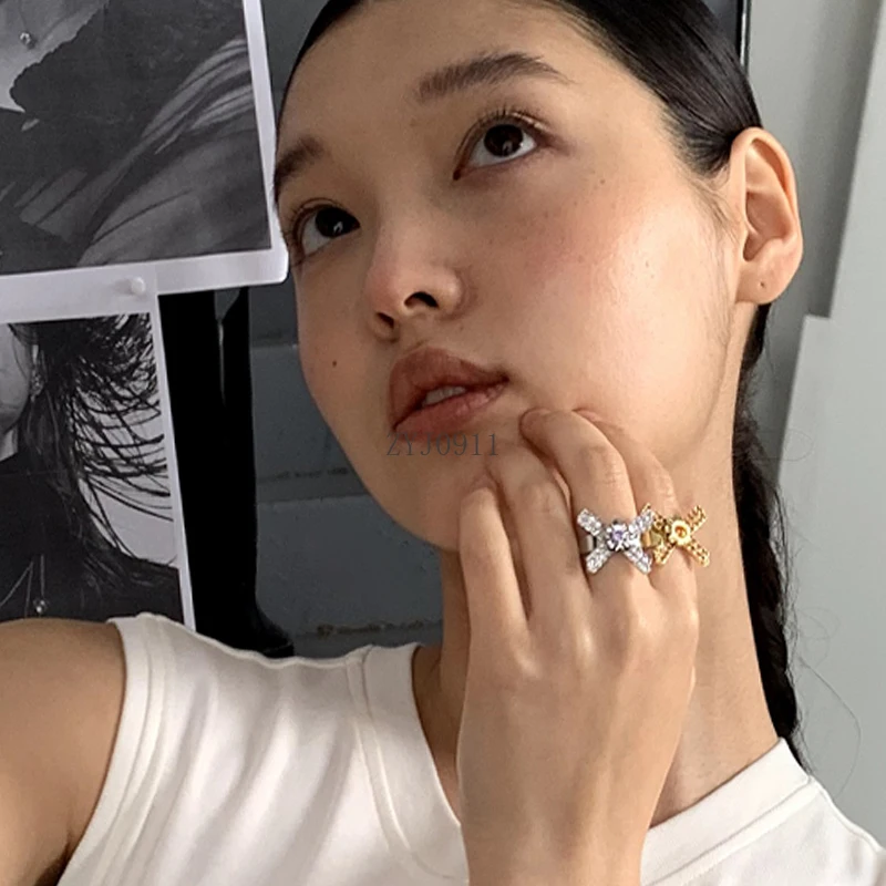 Anillo de circón con lazo y letras de flores románticas, anillo abierto de lujo ligero con diseño de nicho para mujer