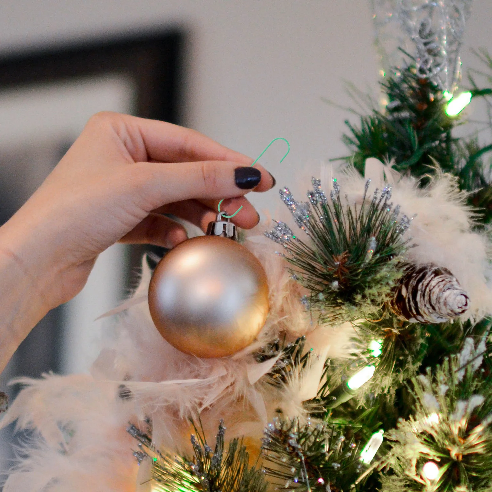 

100Pcs Christmas Tree Hooks C Shaped Hanging for Ornaments Heavy Duty Iron Decorations Secure Hold Holiday Party Decor