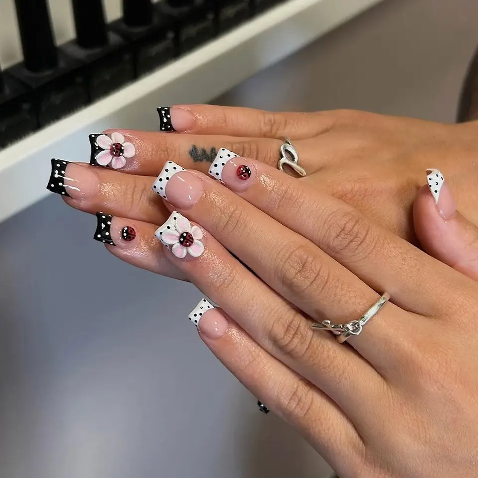 Set de 24 uñas postizas cortas ovaladas con diseño 3D de flores, mariquitas y lunares, punta francesa, acrílicas, incluye 1 gel 3