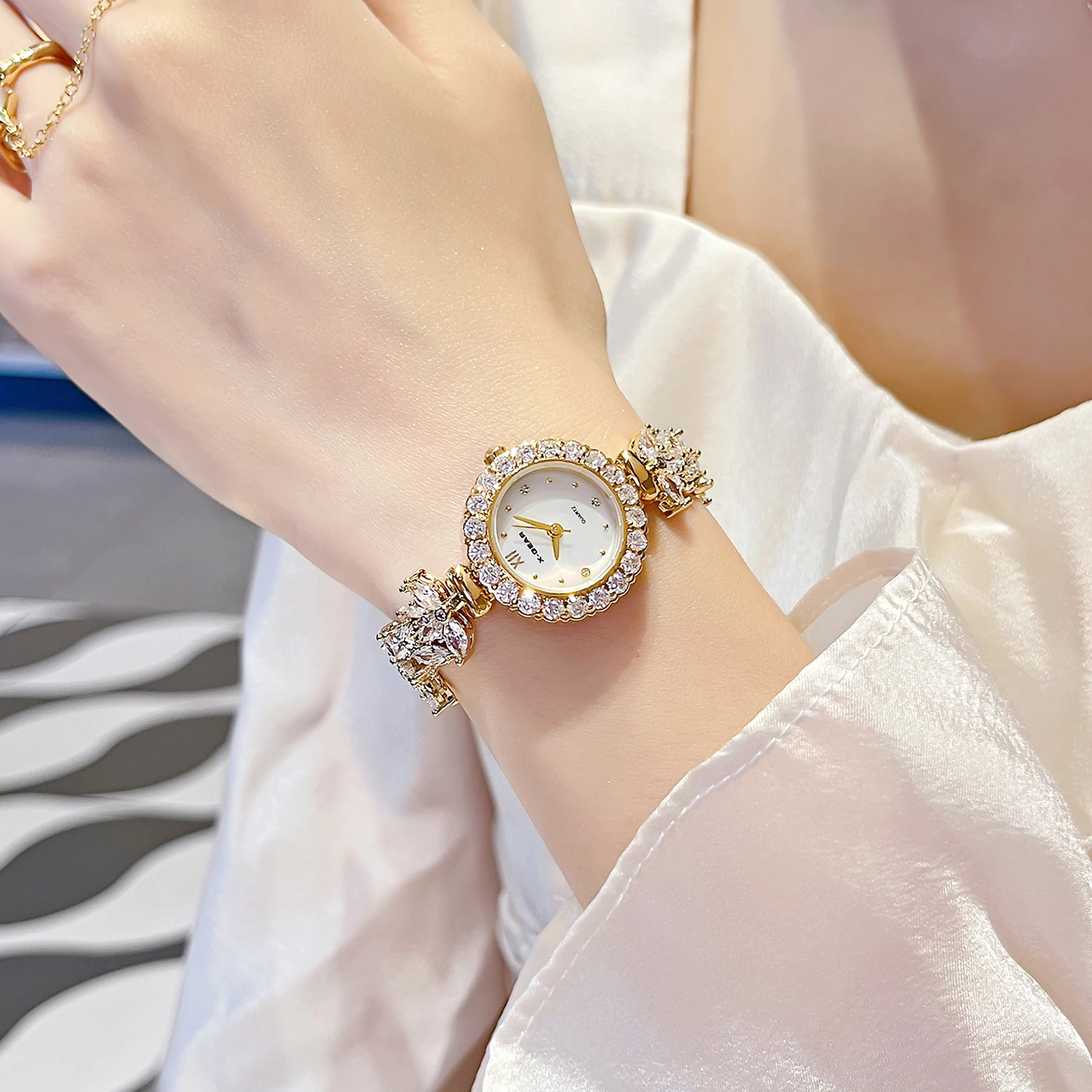 ساعة X-GEAR بسوار على شكل زهرة الوستارية الماسية |   ديناميكية وأنيقة للفتيات